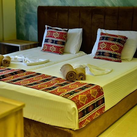 Te Bujtina Hotel- Cozy Stay With Traditional Breakfast Near Beach 골렘 외부 사진