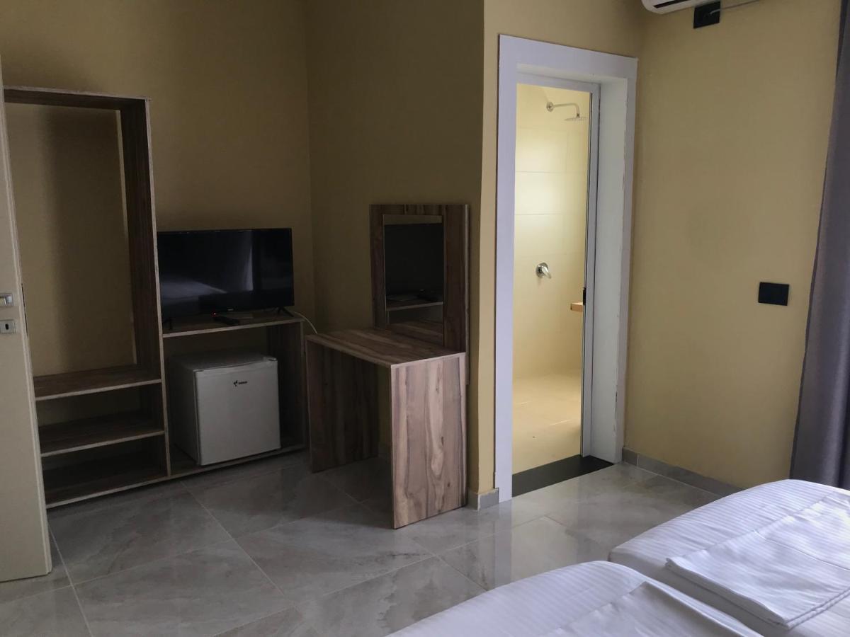 Te Bujtina Hotel- Cozy Stay With Traditional Breakfast Near Beach 골렘 외부 사진