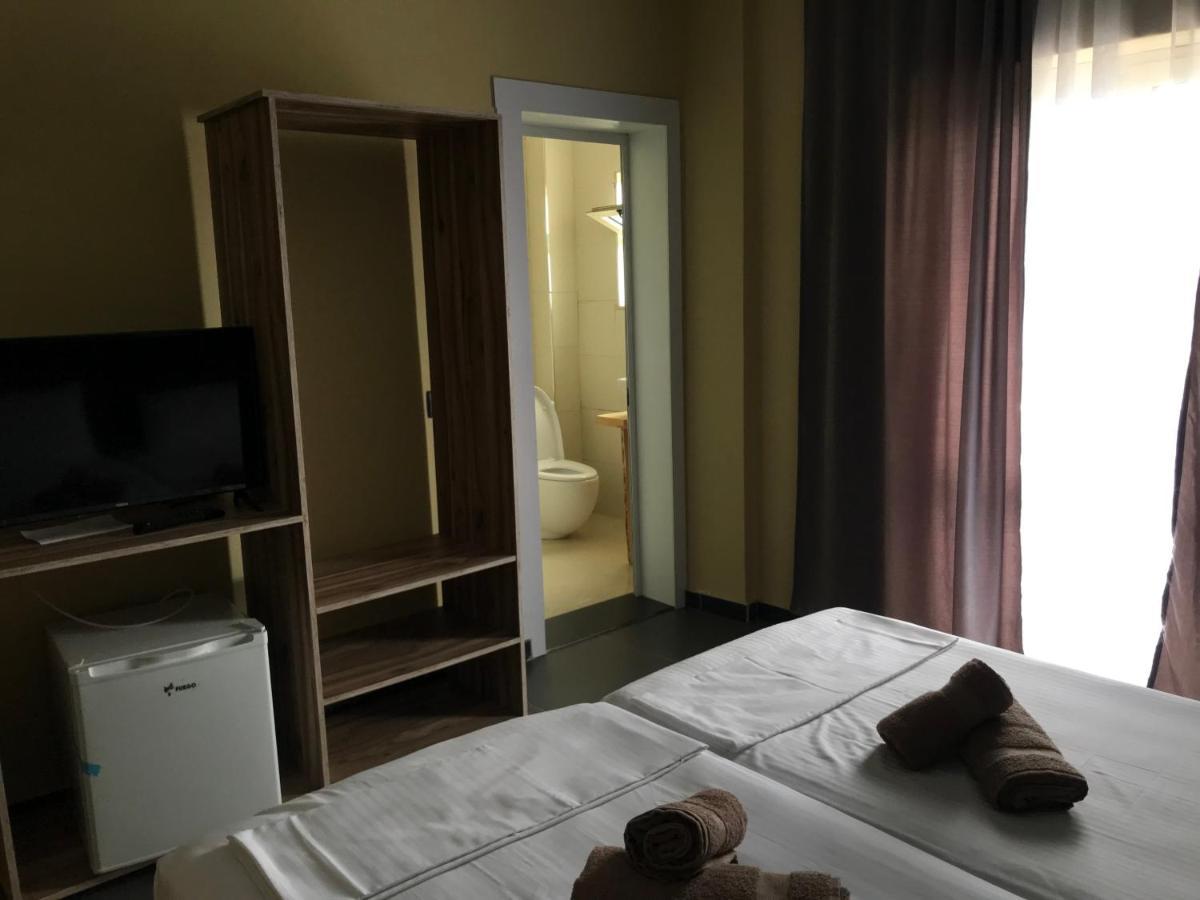 Te Bujtina Hotel- Cozy Stay With Traditional Breakfast Near Beach 골렘 외부 사진