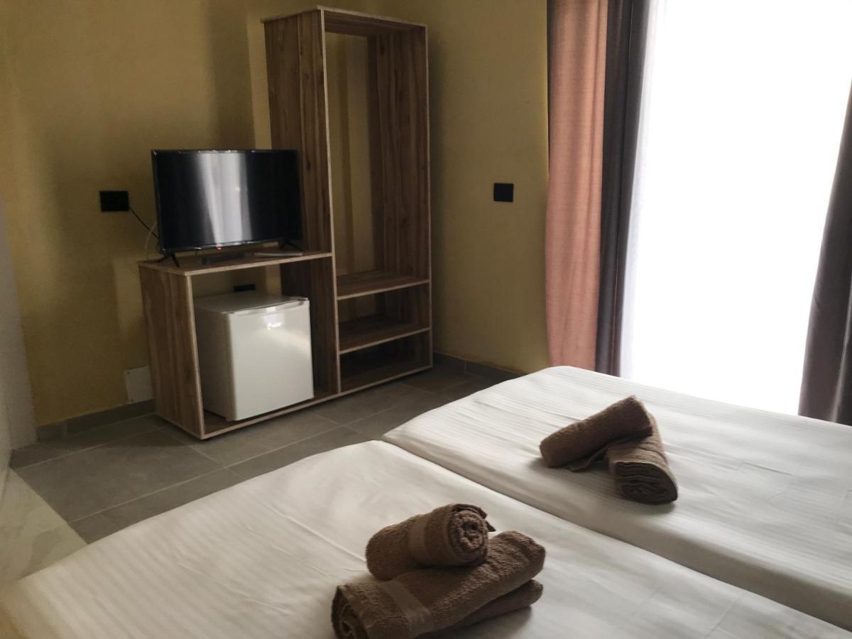 Te Bujtina Hotel- Cozy Stay With Traditional Breakfast Near Beach 골렘 외부 사진
