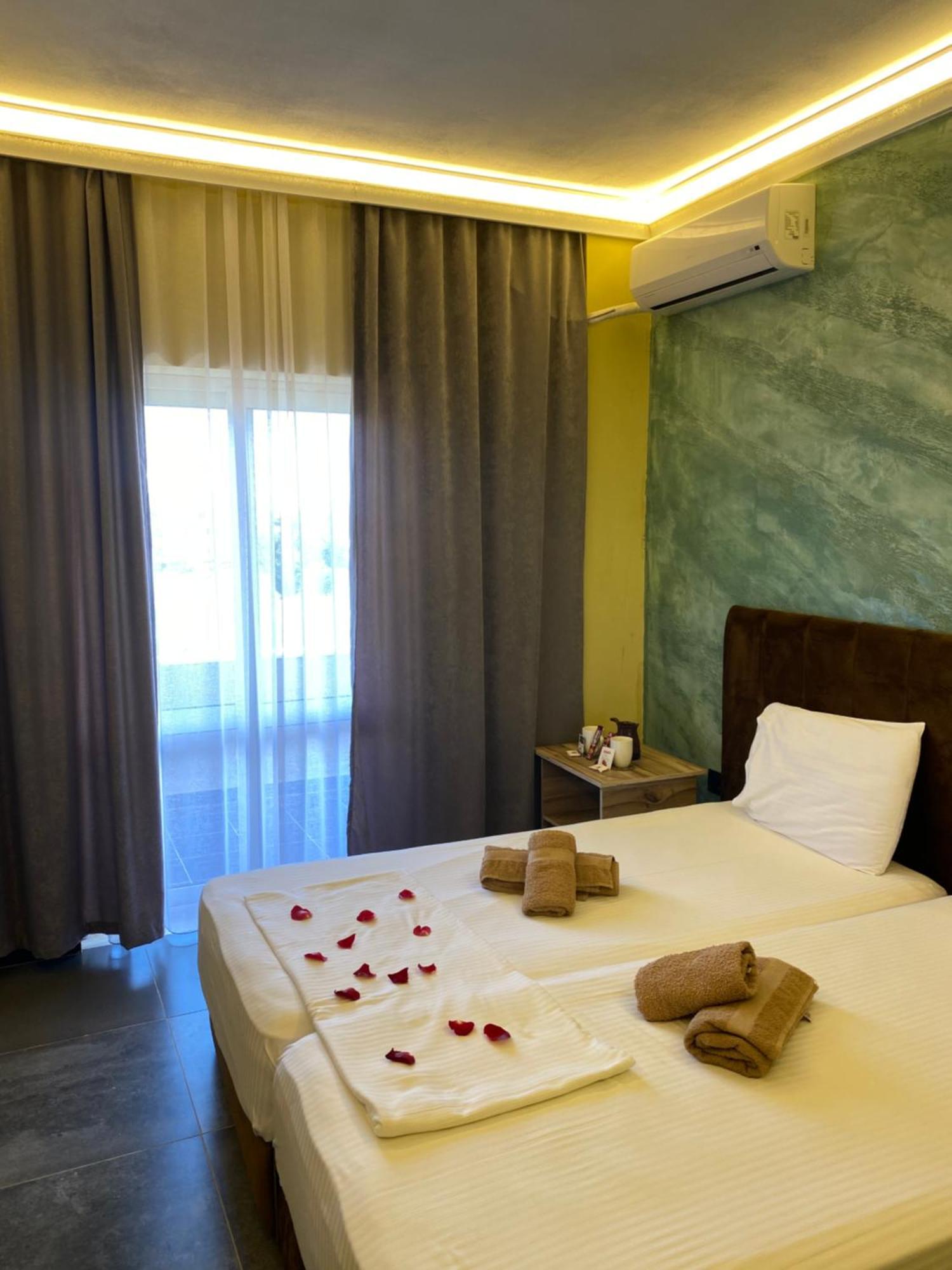 Te Bujtina Hotel- Cozy Stay With Traditional Breakfast Near Beach 골렘 외부 사진
