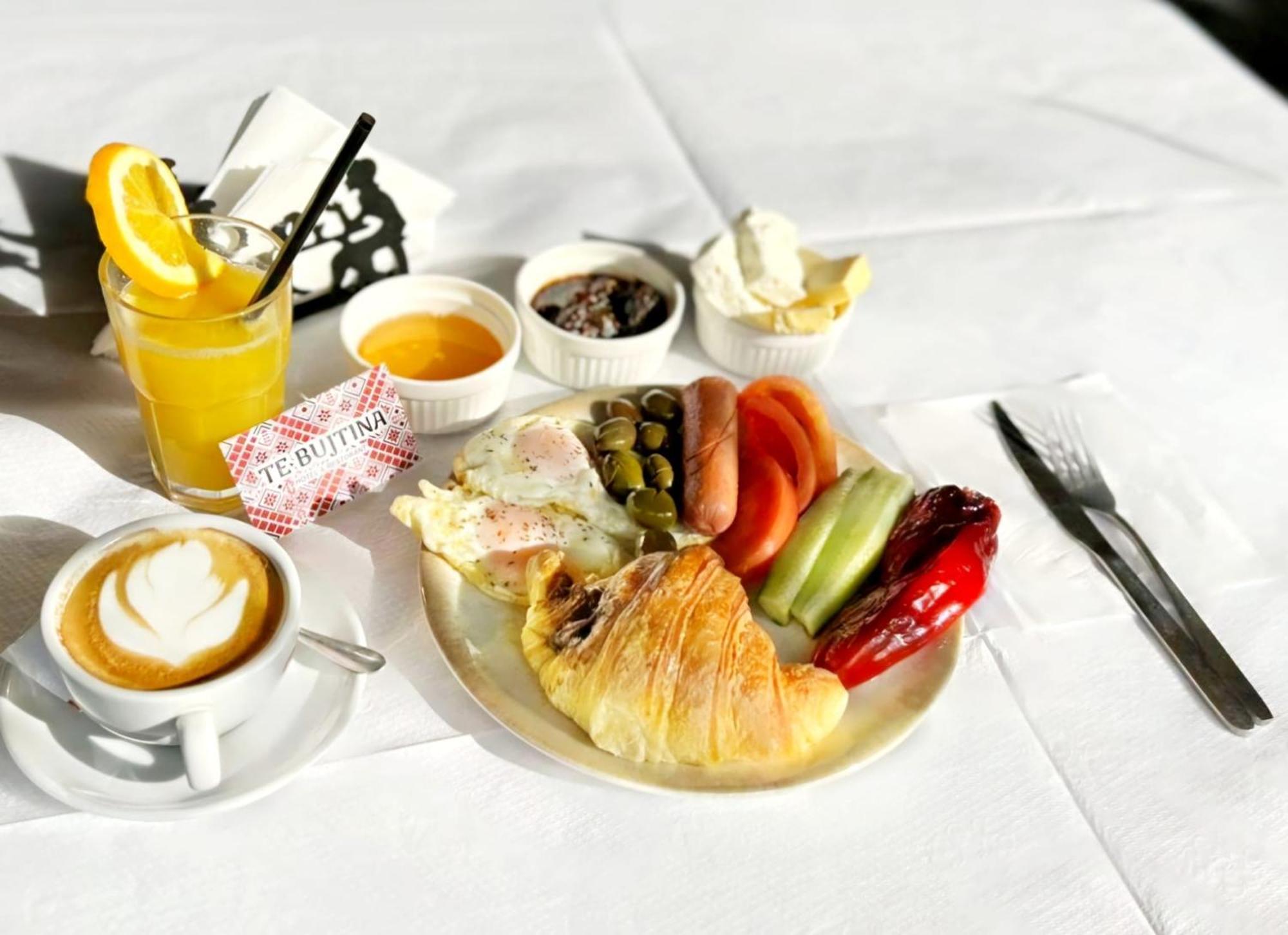 Te Bujtina Hotel- Cozy Stay With Traditional Breakfast Near Beach 골렘 외부 사진