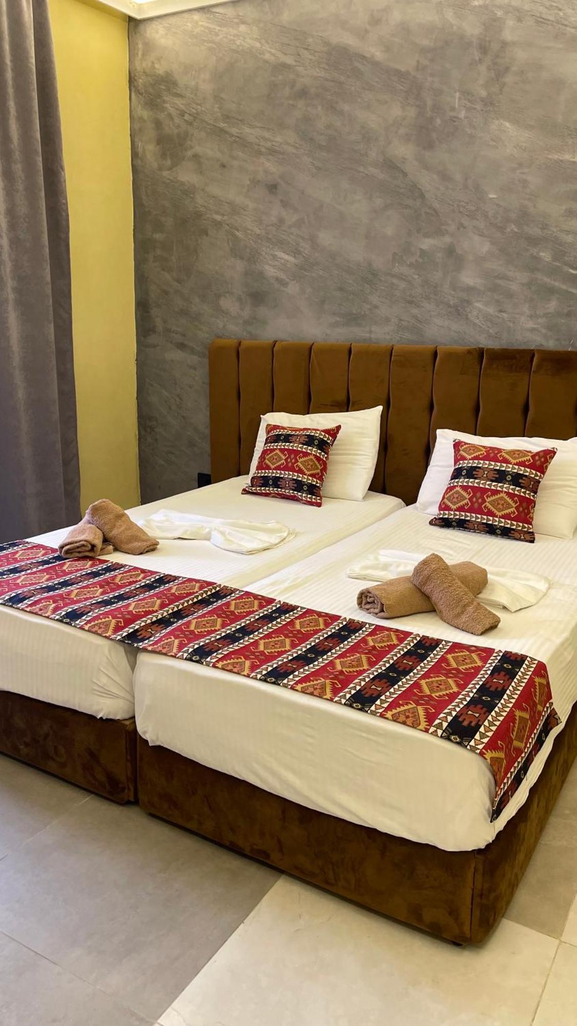 Te Bujtina Hotel- Cozy Stay With Traditional Breakfast Near Beach 골렘 외부 사진