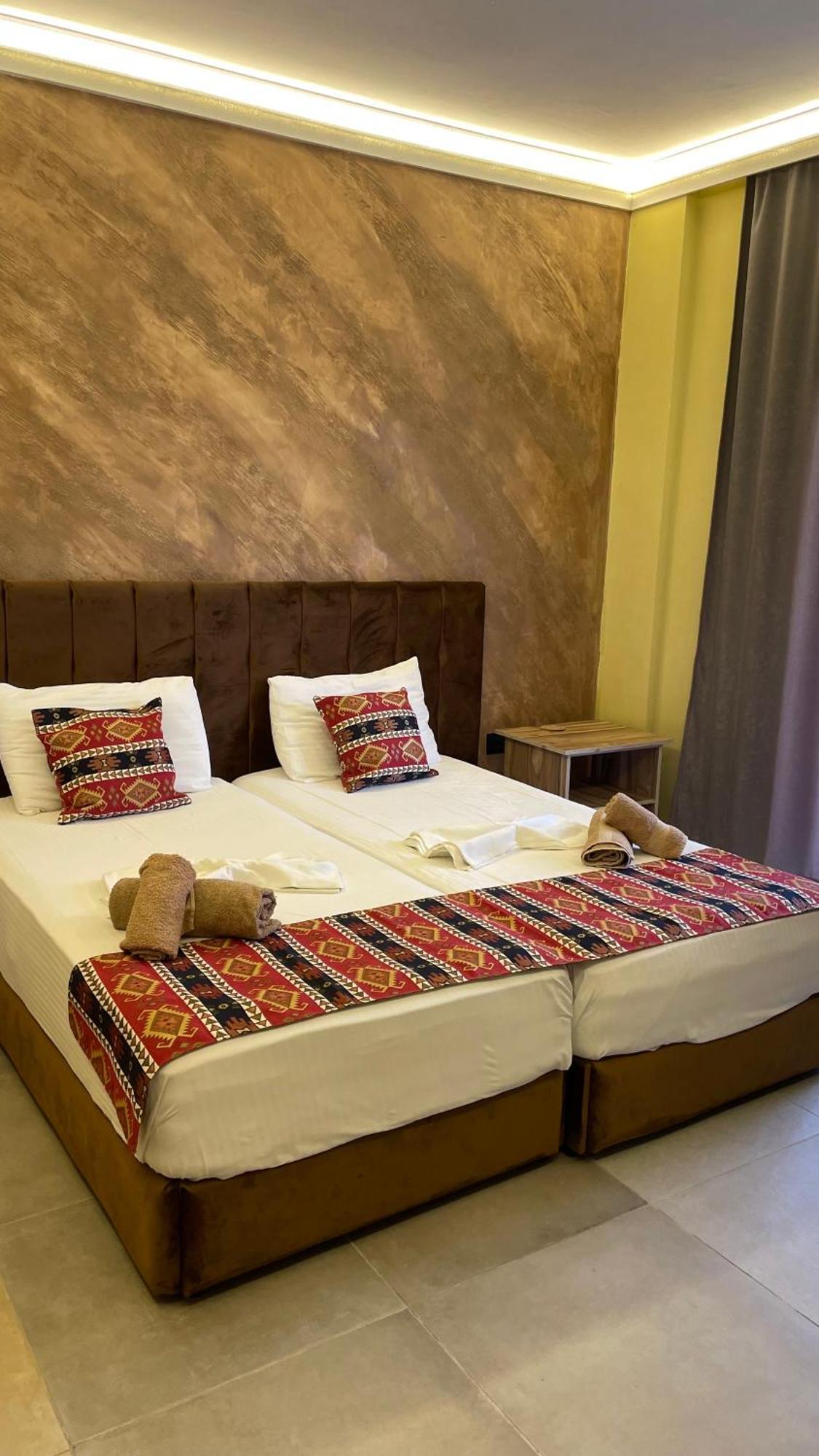 Te Bujtina Hotel- Cozy Stay With Traditional Breakfast Near Beach 골렘 외부 사진