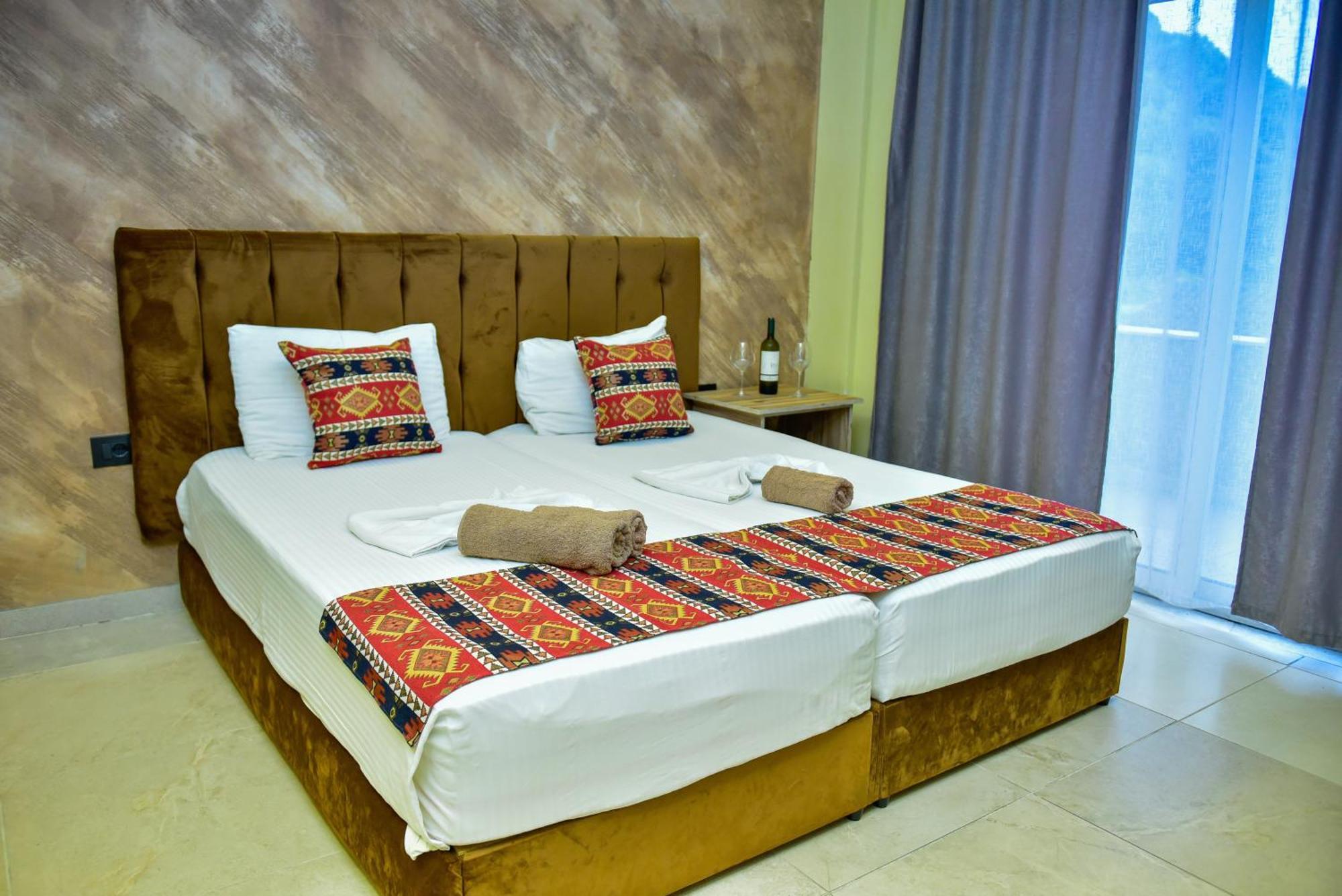 Te Bujtina Hotel- Cozy Stay With Traditional Breakfast Near Beach 골렘 외부 사진