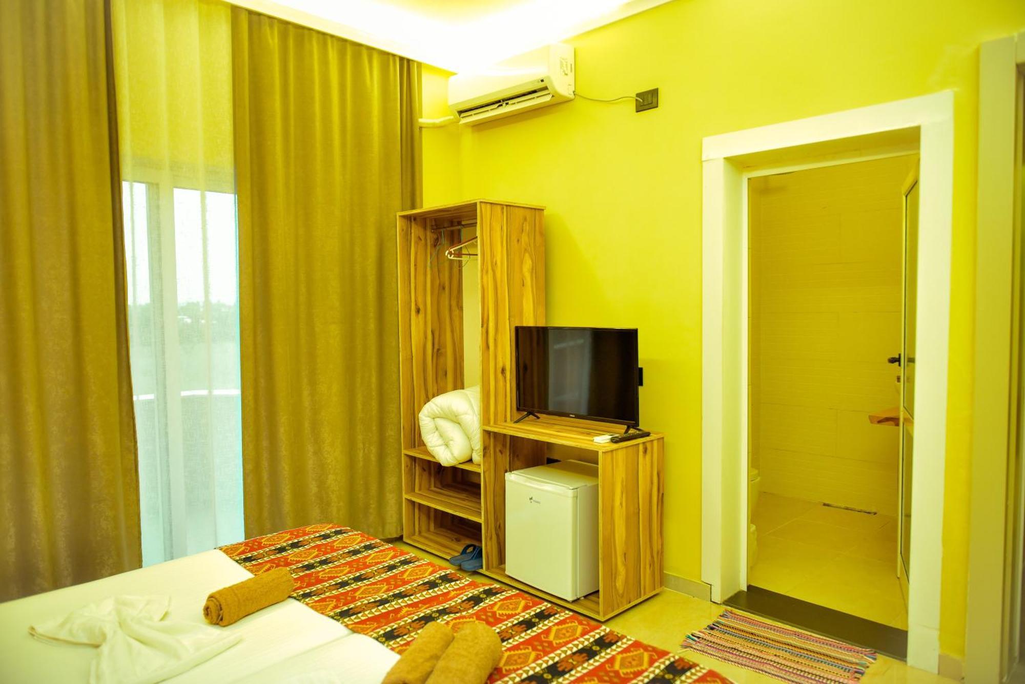 Te Bujtina Hotel- Cozy Stay With Traditional Breakfast Near Beach 골렘 외부 사진
