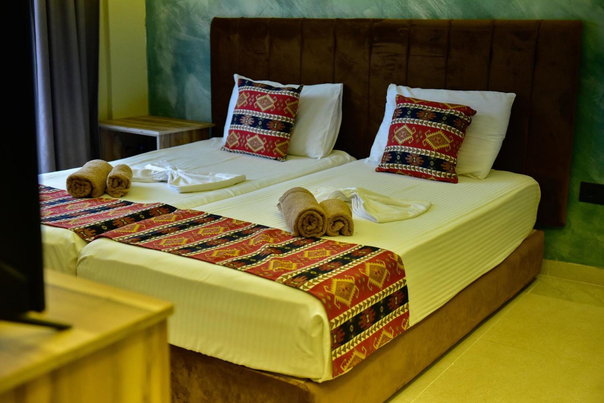 Te Bujtina Hotel- Cozy Stay With Traditional Breakfast Near Beach 골렘 외부 사진