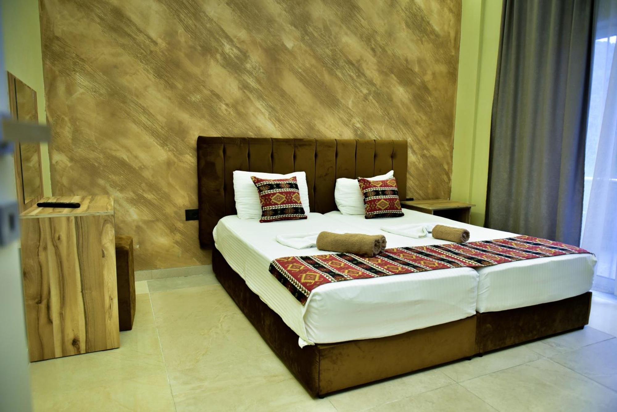 Te Bujtina Hotel- Cozy Stay With Traditional Breakfast Near Beach 골렘 외부 사진